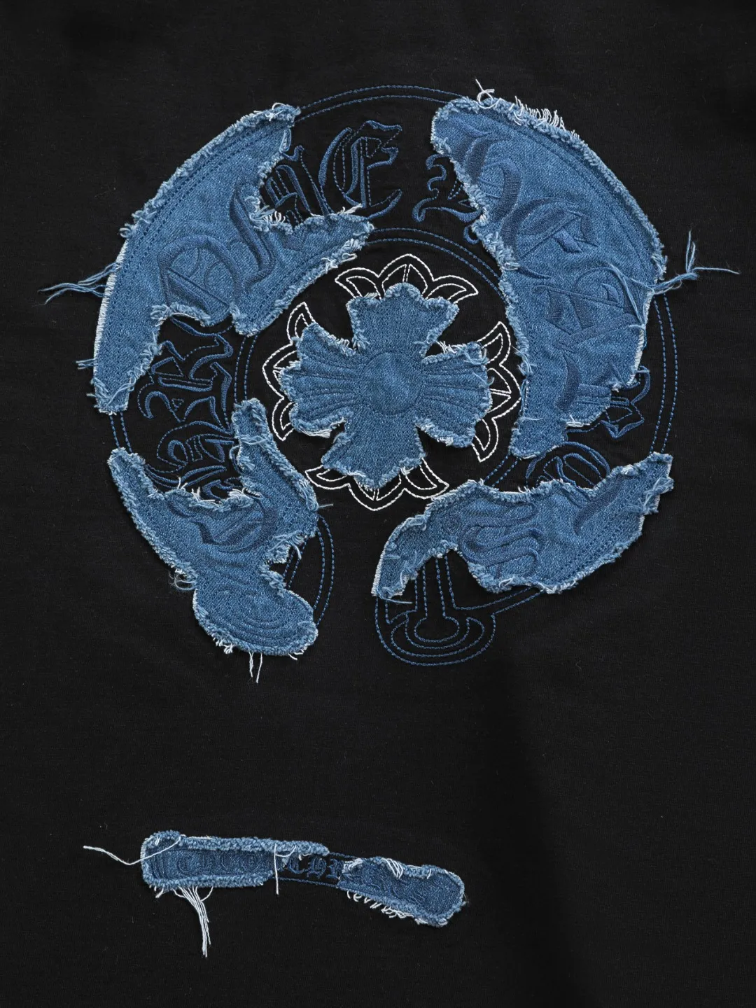 P190 Chrome Hearts CH Cross 26SS New product is hot at the same time💥 Early spring classic style Multiple craftsmanship Denim patch on the chest Horseshoe cross 🪡 Embroidery Large logo cross on the back Horseshoe denim patch Sanskrit ✝️🪡 Embroidery Round neck short-sleeved T-shirt, hot style, a style that both men and women like, same style for men and women, 100% chance of turning heads when wearing it! It’s all about being handsome. The designer’s classic sense is precisely grasped. The whole piece of clothing is heavy. Industrial washing process. Ready-made garments are dyed + sprayed for a horse effect. The double-wash process is very recognizable. It uses heavy washing to make it distressed. The edges of the patch are slightly rolled and naturally distressed. It has a three-dimensional sense of layering and a little damage. It is very visually lethal. It adheres to Kroxin's consistent rough style. The chest and back are large, and the horseshoe flower printed patch pattern is embroidered and decorated. It is also decorated with silver metal engraved distressed buttons. The classic elements full of brand recognition instantly enhance the overall sense of grade and specification. Its texture is quite high-end! The overall feeling is high-end, simple and elegant, with silver hardware accessories, a full set of customized accessories, and the pattern of the entire dress is all decorated with patchwork three-dimensional embroidery technology, which is the finishing touch of the entire dress. The design on the back is even more eye-catching! ! This full back is so cool, it’s full of design, and the overall upper body style highlights fashion and individuality. Wearing it together as a couple is even more popular on the street. I recommend the early autumn sweatshirt! ! The fabric is a unique 320g 100% cotton, which is skin-friendly, breathable, warm to the touch, has a strong texture, and has smooth lines. It can be called a back killer, which has very strict requirements on craftsmanship and cost. The smooth neckline, flat cuffs and hems, the stitches are large and tight, tight and orderly, and the details are perfect. The consistent OS version can be worn alone or layered. It is very casual, but very iconic! It is simply the flagship of high-end trendy brands and must be included in your wardrobe. It has the American fashion spirit of freedom and individuality, and is highly recognizable and stylized! Color: Black White Size: S-XL Size chart: S: Shoulder width 50-Bust 56-Length 70 M: Shoulder width 52-Bust 57-Length 72 L: Shoulder width 54-Bust 59-Length 74 XL: Shoulder width 56-Bust 62-Length 76